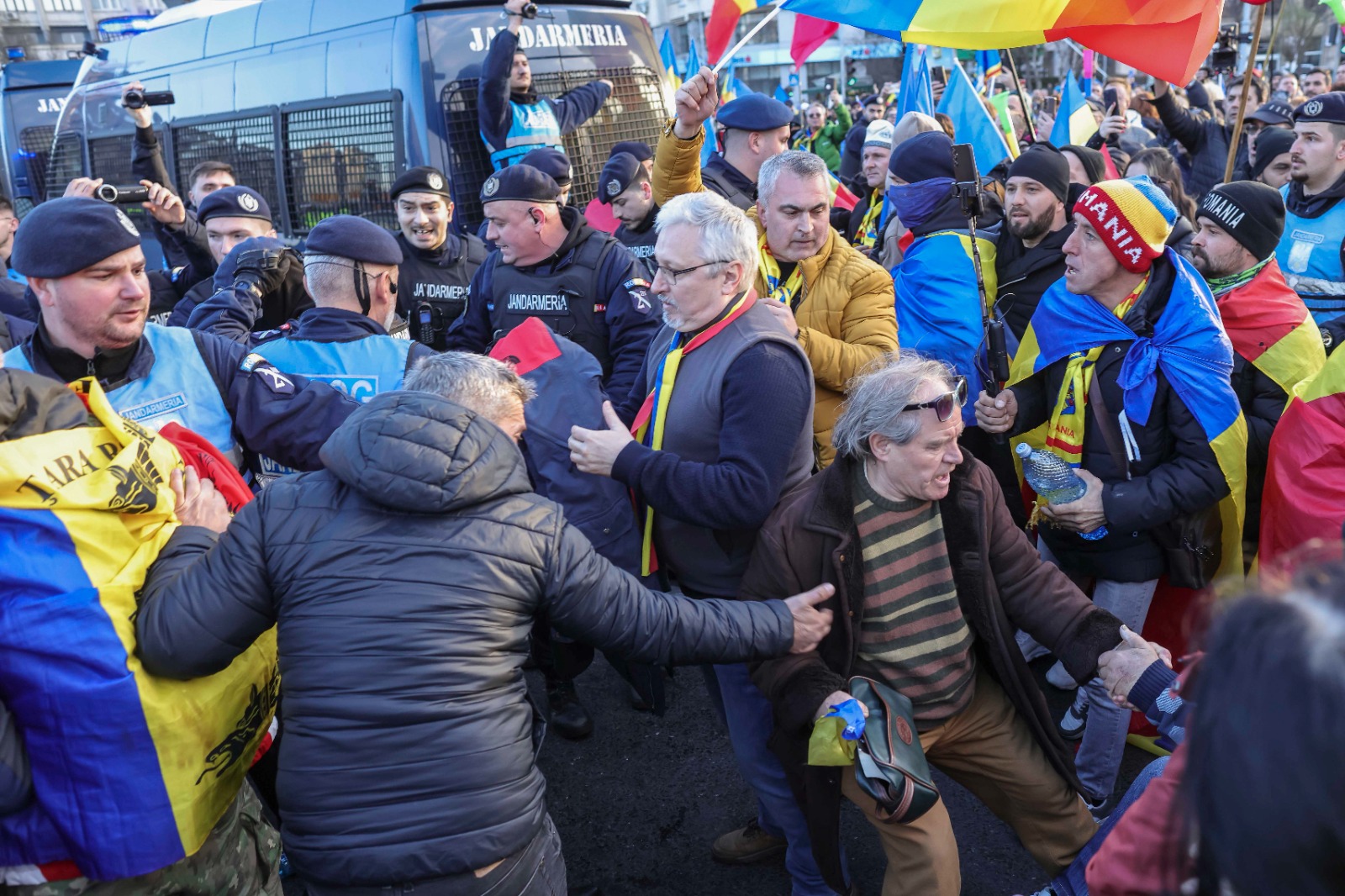 Susținătorii lui Călin Georgescu s-au îmbrâncit cu jandarmii în Piața Victoriei și au aruncat cu petarde și obiecte metalice. Ce amenzi s-au dat