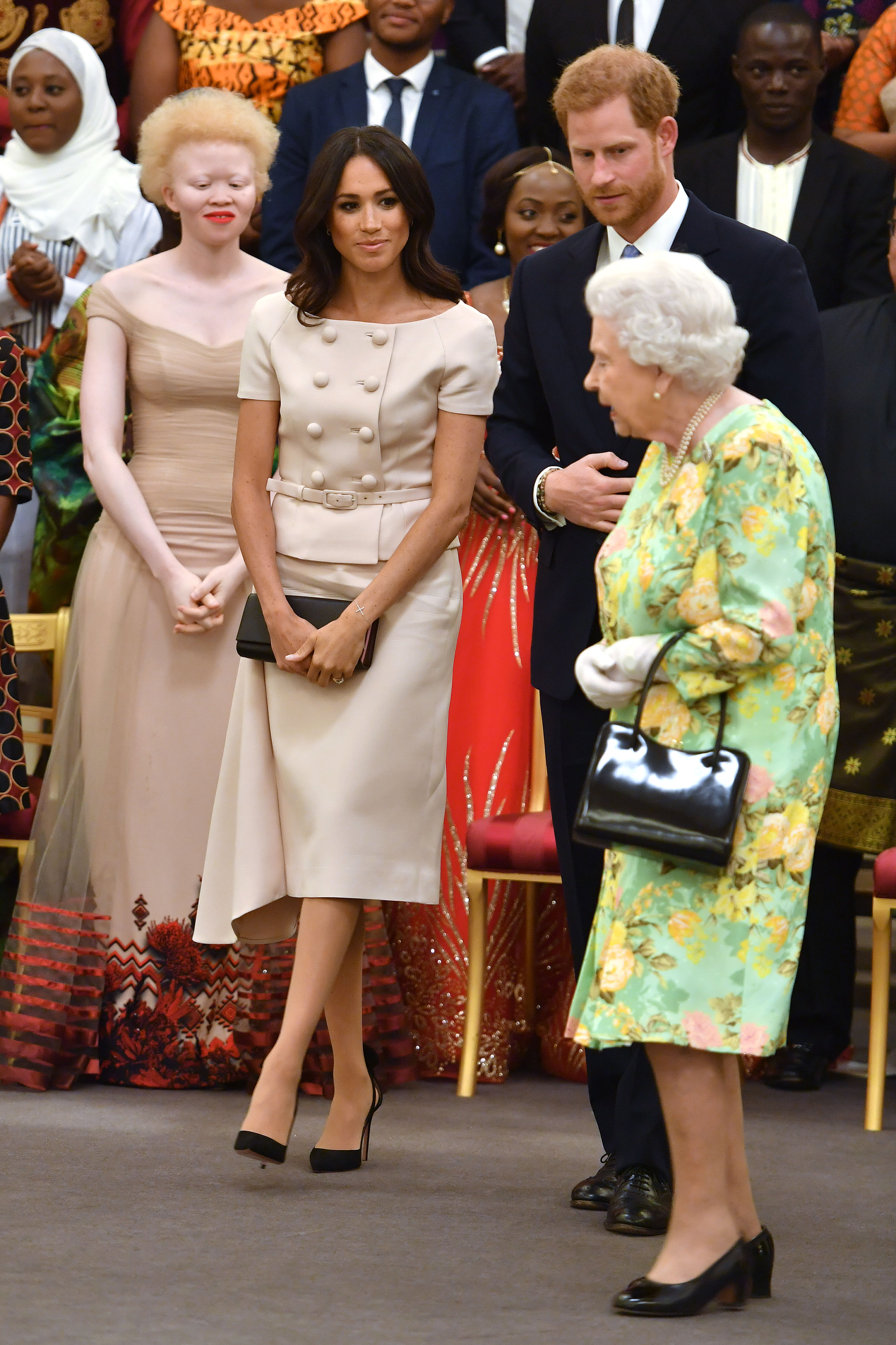 FOTO | Meghan Markle, lipsită de respect în fața Reginei Marii Britanii. Cum a stat ducesa de Sussex la fotografia oficială