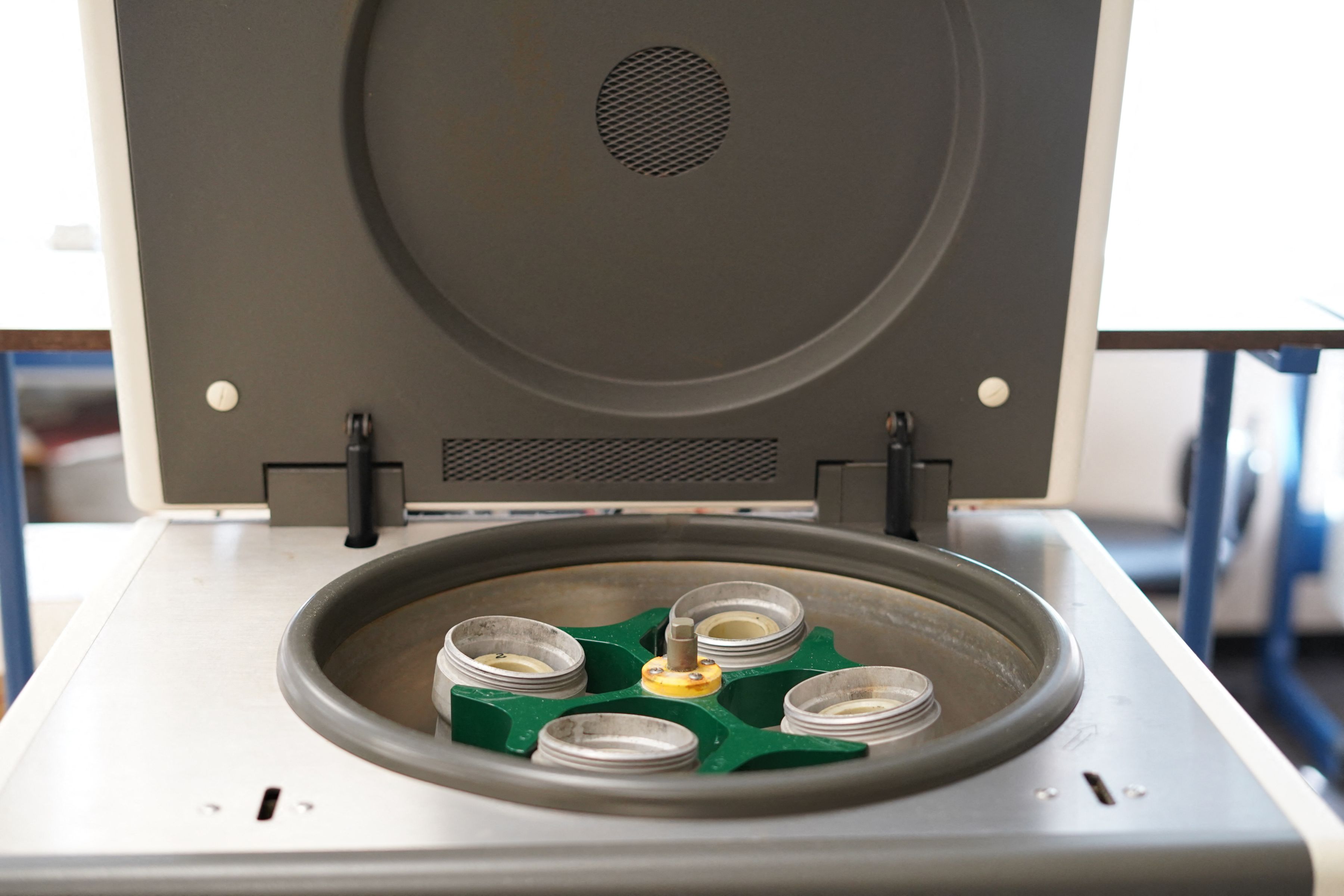 FOTO. „Lumea rusă”, ajunsă la Cernobîl: Tranșee săpate în pădurea radioactivă, zone minate, hard disk-uri și procesoare furate din laboratoare