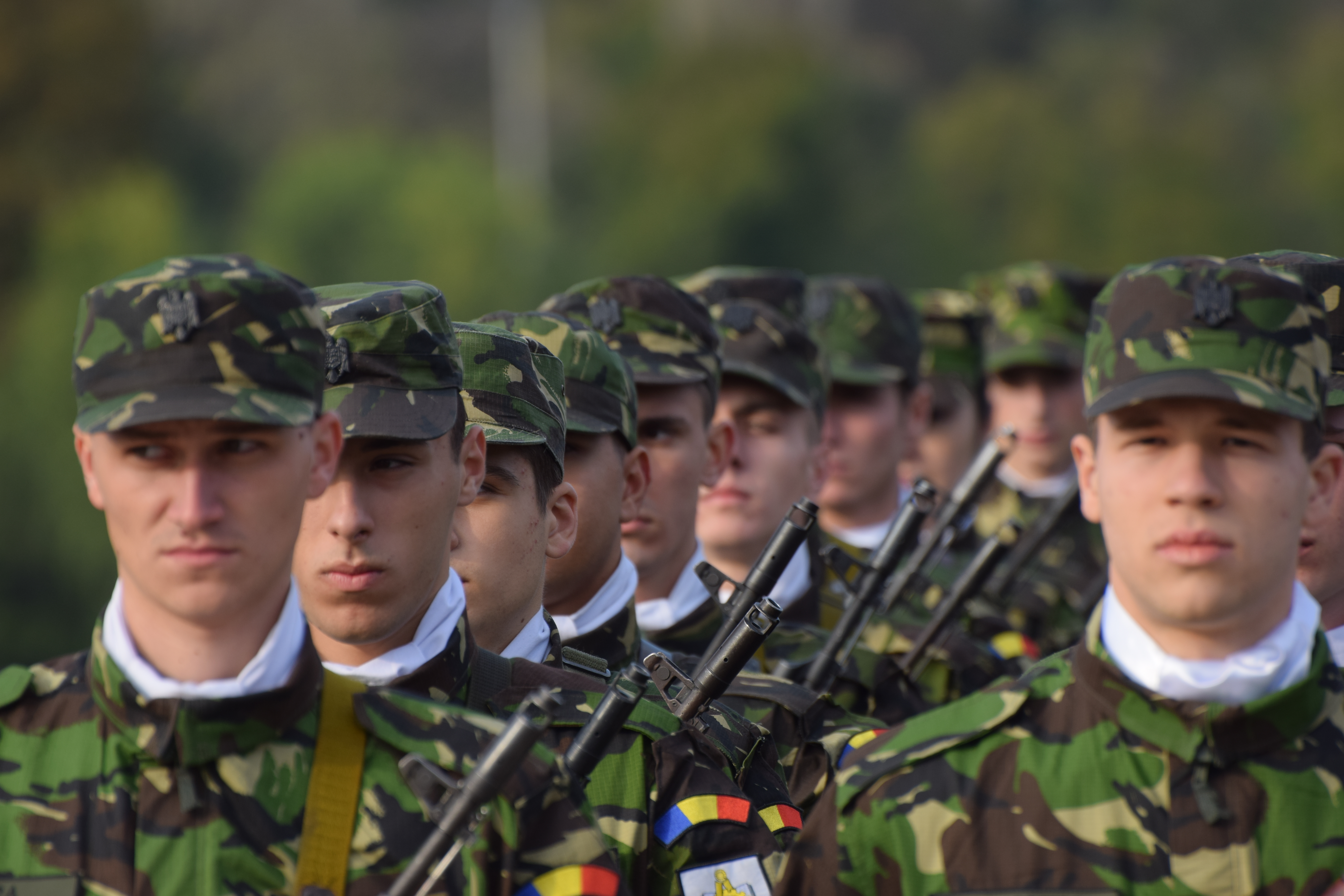 FOTO ŞI VIDEO | Cum a fost celebrată Ziua Armatei în Capitală. Cei mai importanți politicieni, la ceremoniile din Parcul Carol