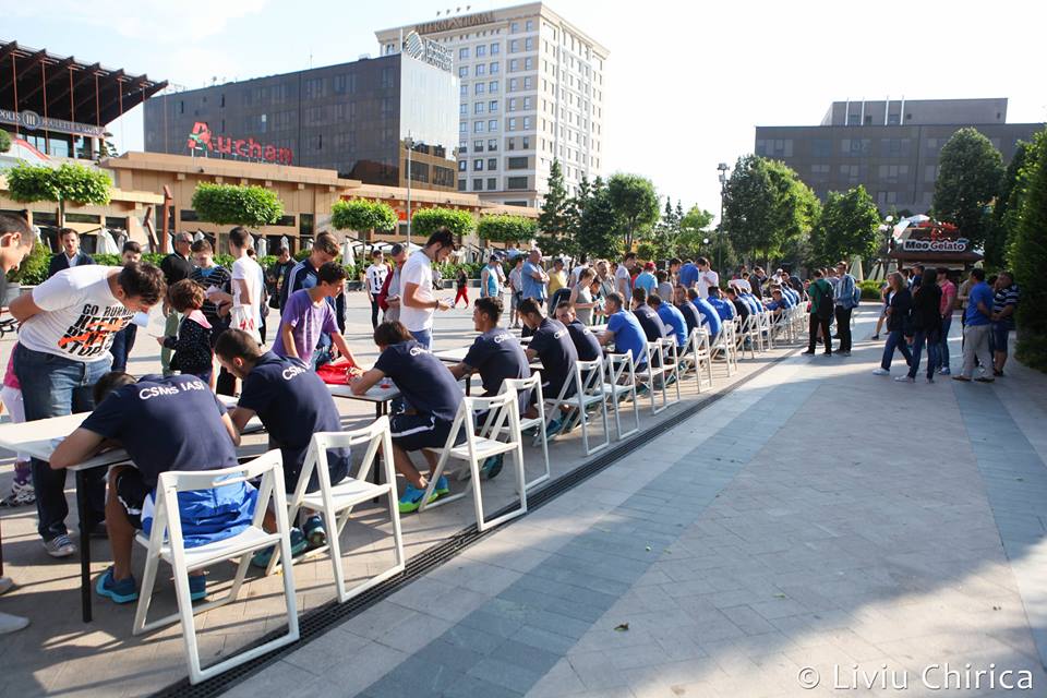 Ieșenii au făcut o sesiune de autografe înaintea meciului cu Steaua / GALERIE FOTO