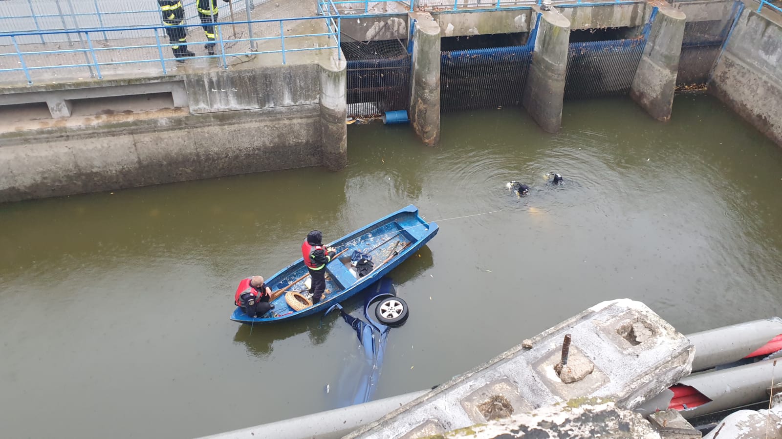 O mașină în care se aflau două persoane a căzut în lacul Floreasca. În ce stare sunt victimele