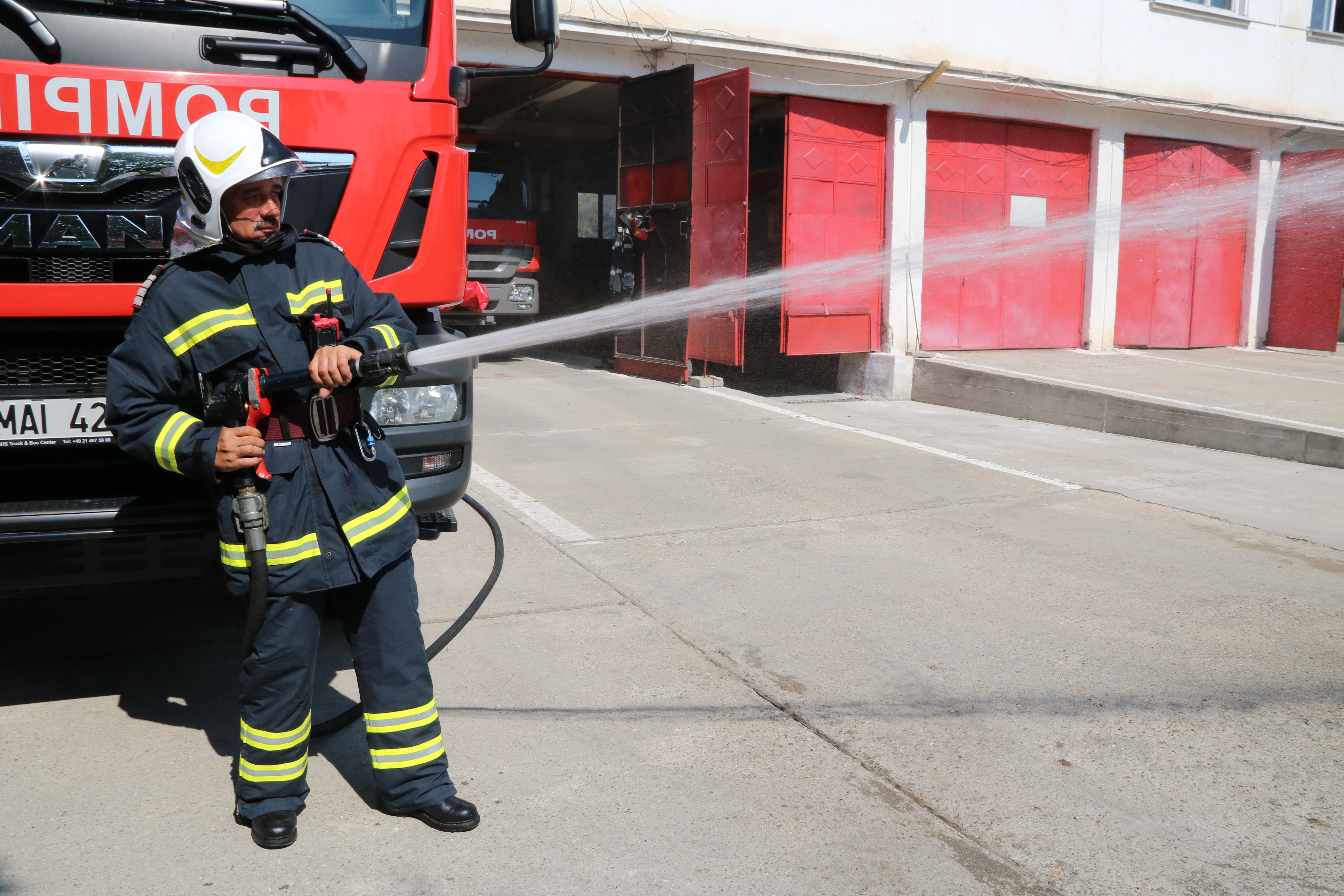 REPORTAJ/ Povestea impresionantă a pompierului-înger care întoarce oamenii din morți. S-a dus înapoi în foc și cenușă ca să salveze hainele de înmormântare ale unui bătrân