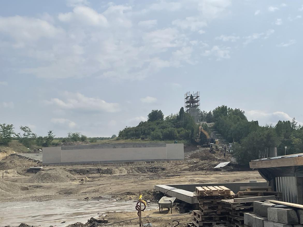 „Prăbușirea de la Podul Înalt”. Construcție turistică pe locul unde Ștefan cel Mare a câștigat bătălia cu turcii, pusă la pământ de vânt. Ce spun autoritățile
