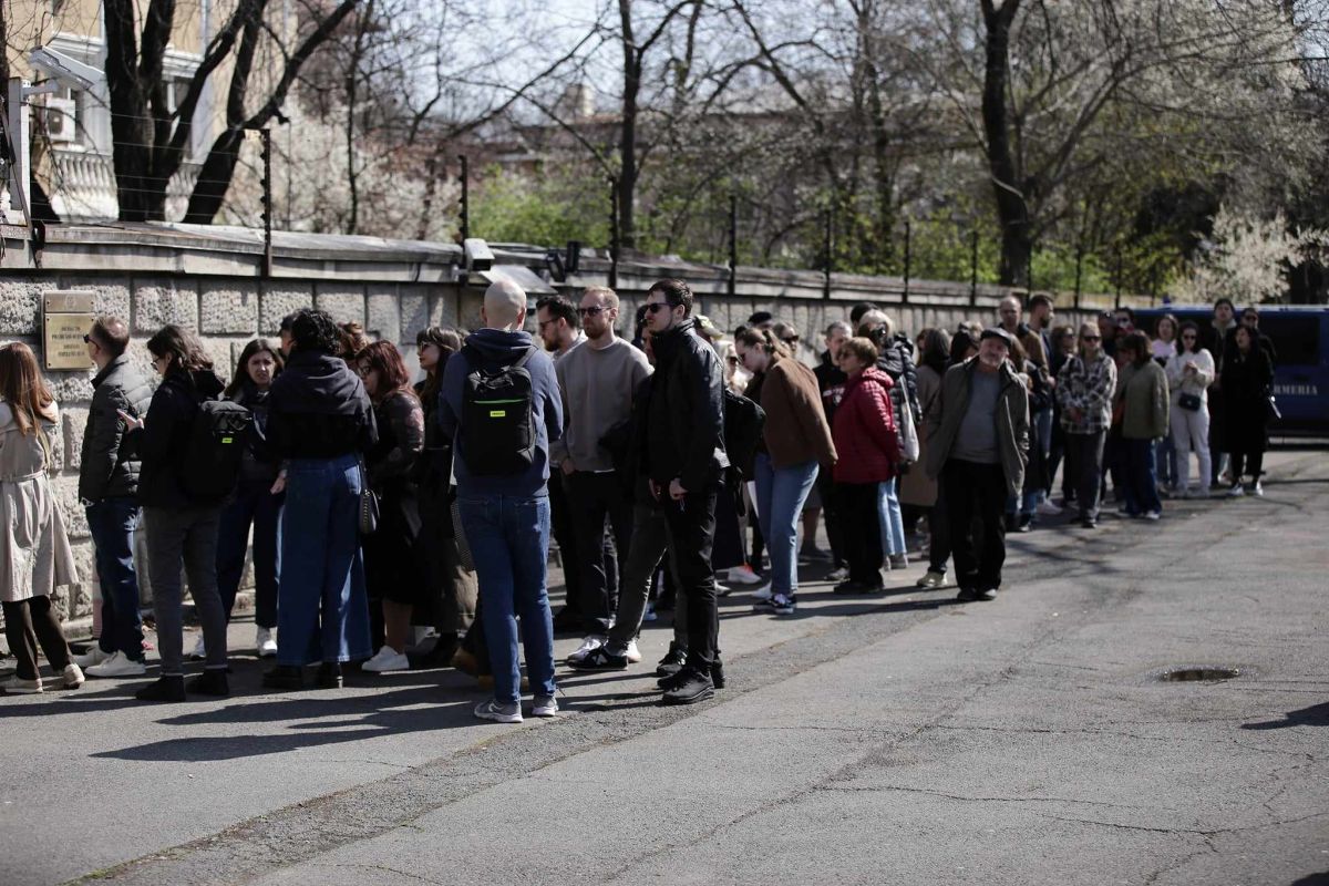 „Prânzul împotriva lui Putin”, marcat și în fața Ambasadei Rusiei la București, unde s-a format o coadă a cetățenilor veniți să voteze