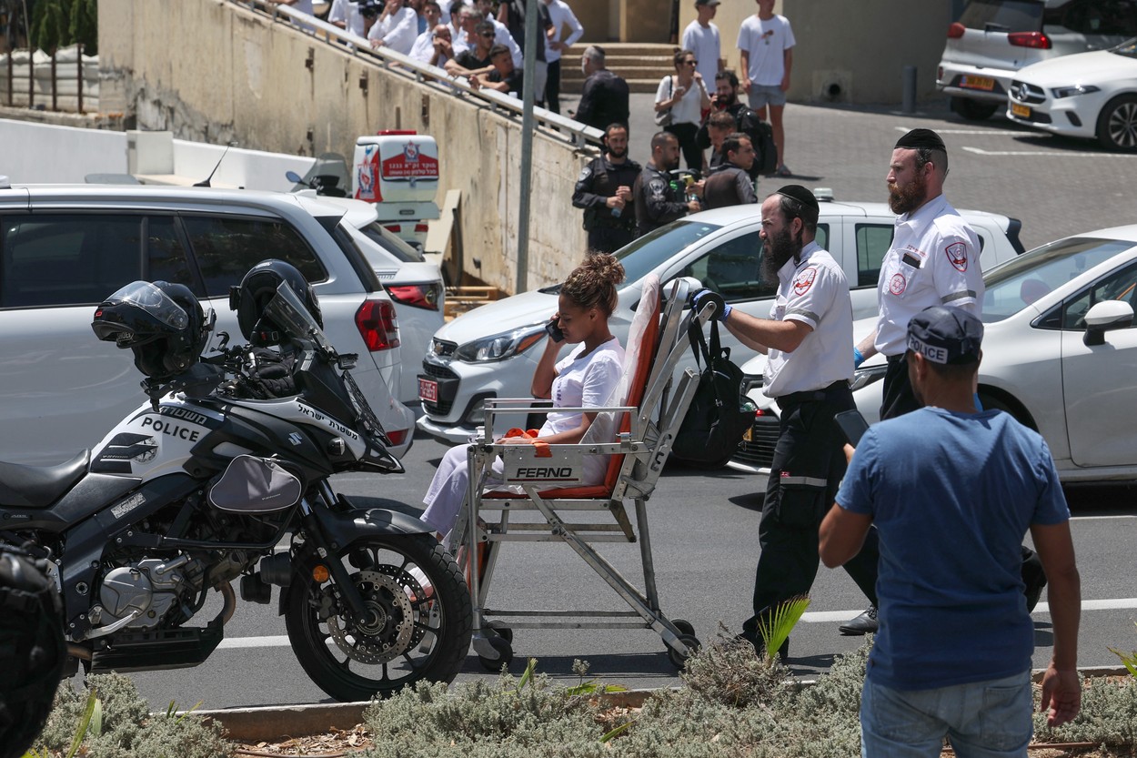 Atac terorist în Tel Aviv. Cel puțin 8 persoane, rănite după ce un atacator a intrat cu mașina în mulțime, apoi a înjunghiat un trecător