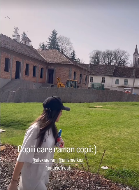 Cum petrece Andreea Esca Paștele Catolic. Prezentatoarea le-a făcut copiilor ei o surpriză de dimineață