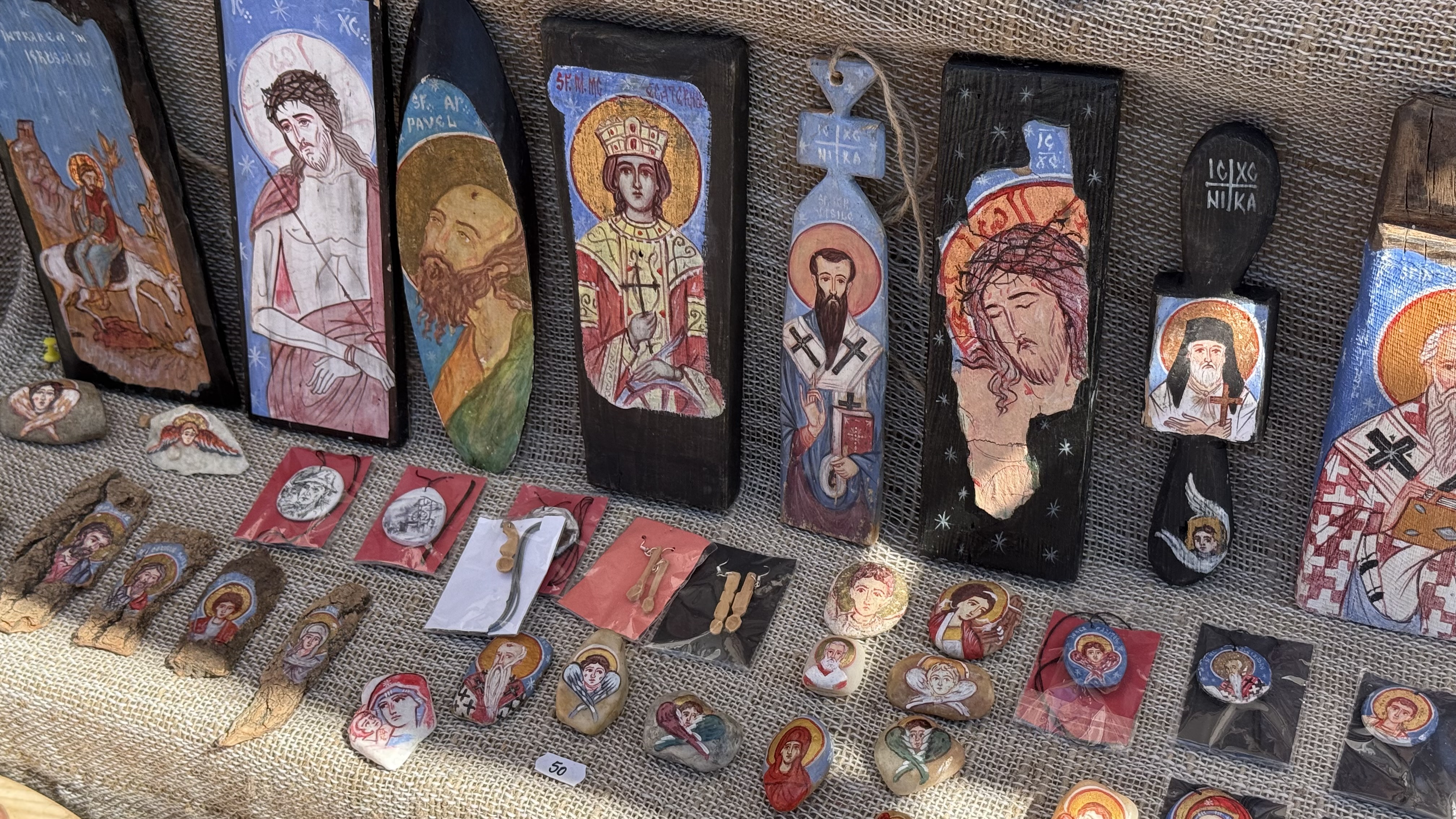 Teodore-Adrian Negoiță, artistul care transformă icoanele și lingurile de lemn în povești vii ale satului românesc: „Am pictat pe pietre, pe coajă de ou sau pe scoarță de copac”