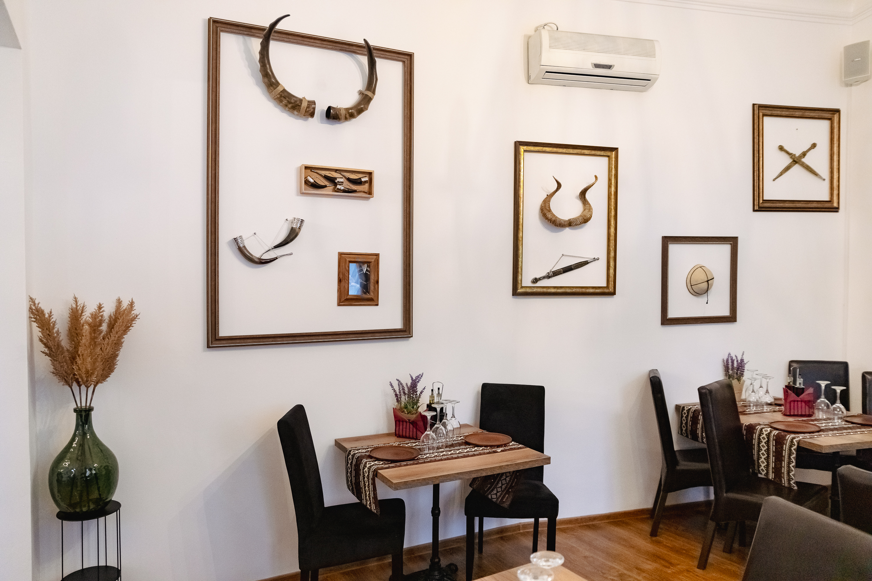 „Românii au încă probleme cu ospitalitatea. La bucătărie și servicii mai aveți de lucru”. Interviu cu un venerabil șef de restaurante venit la București să deschidă un local. La el a mâncat și Putin