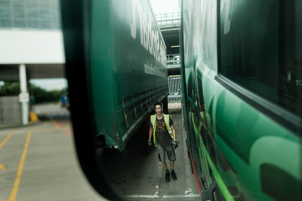 Viața unui șofer de TIR plecat în Marea Britanie: „Simțeam că România mă sugrumă”