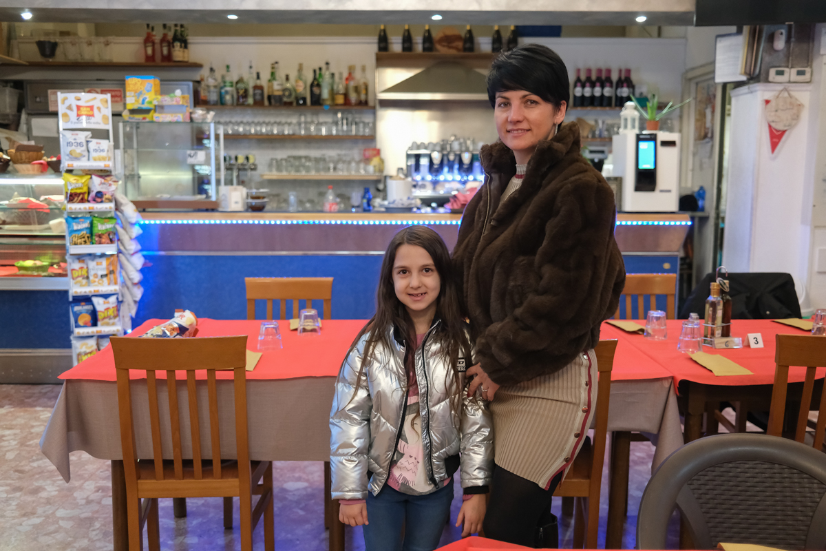 Povestea tinerei care a plecat în Italia la 15 ani din Gherţa Mare şi a ajuns antreprenoare, cu patru localuri şi o firmă de construcţii. „Mă simt liberă, am învățat că poți să începi oricând de la zero”