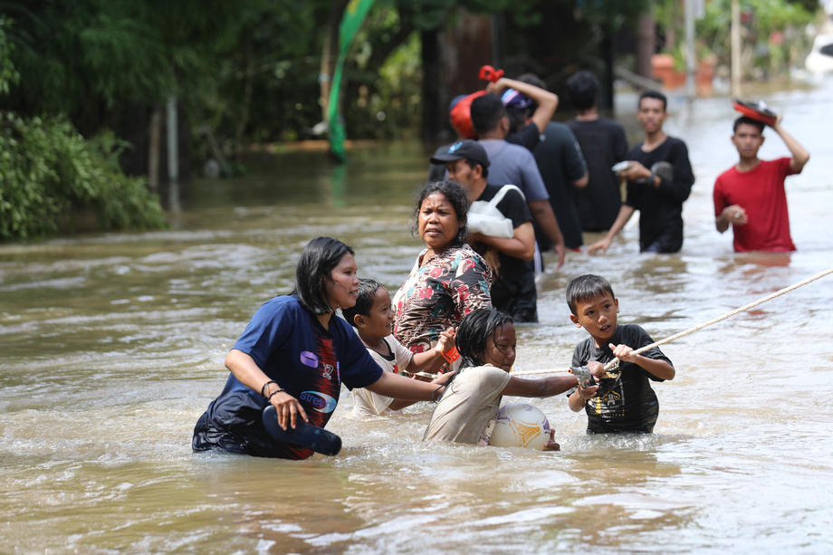 Zeci de morți și sute de mii de oameni evacuați, în urma inundațiilor catastrofale din Indonezia
