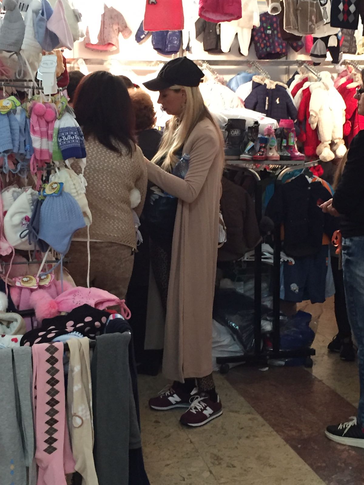 EXCLUSIV. Andreea Bănică are o ditamai burtica! Cântăreața s-a rotunjit vizibil în cea de-a șaptea lună de sarcină