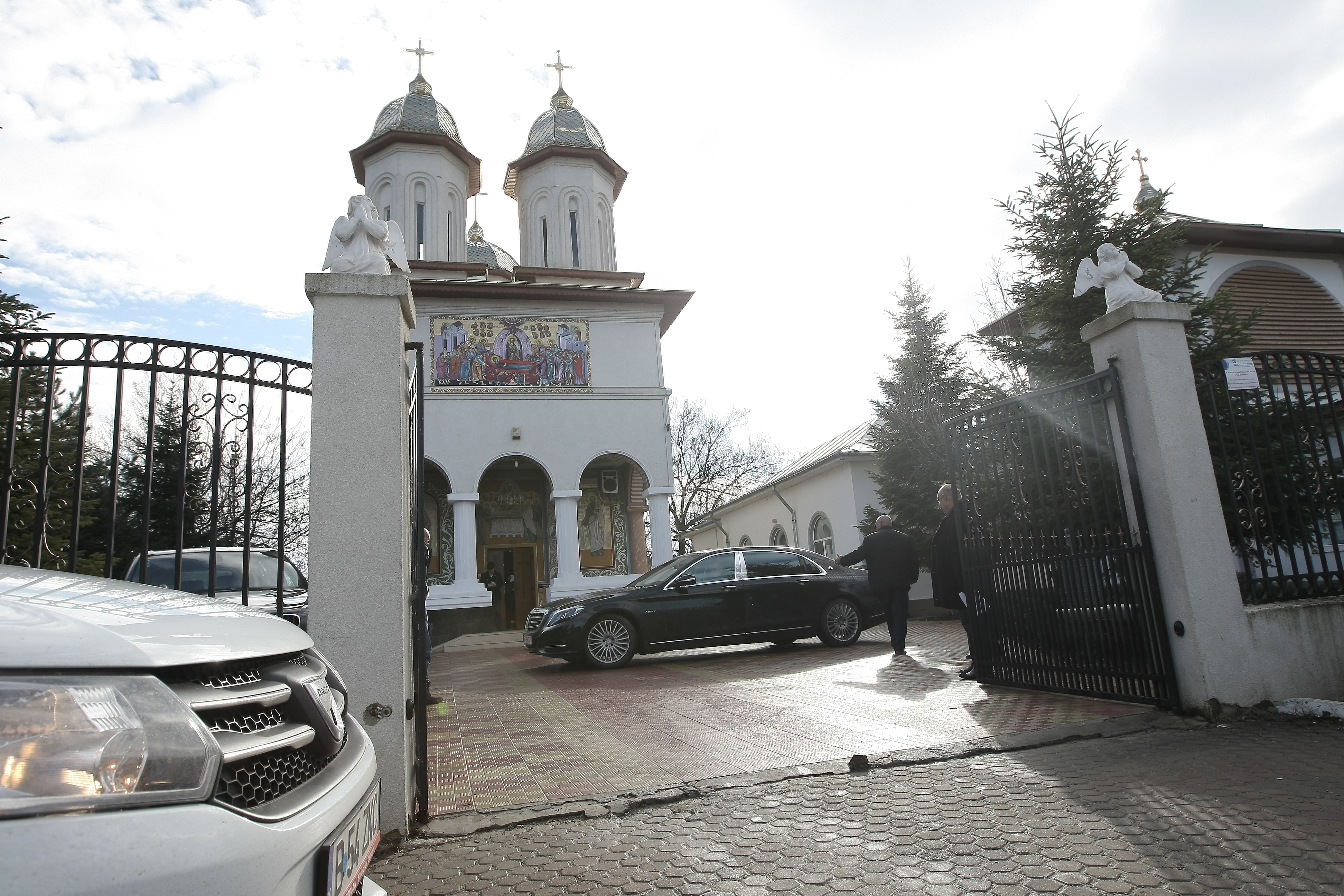 Rugă pentru titlu! Steliștii, cu autocarul la biserică! ^Gigi a apărut cu un Maybach nou! ”MM Stoica va fi eliberat luni”/ FOTO&VIDEO