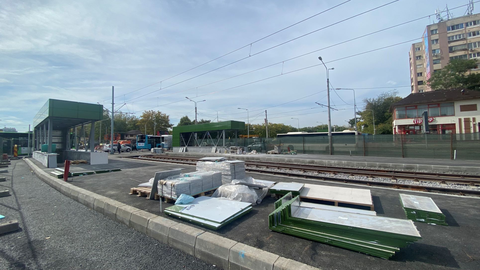 FOTO. În vizită pe șantierul de pe linia lui 41, de la Piața Drumul Taberei. „Băgăm material, muncim fără pauză numai să terminăm la timp”
