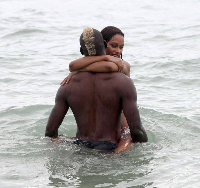Balotelli, la mare cu prietenii și cu două fete! ^O ”traduce” pe Fanny?