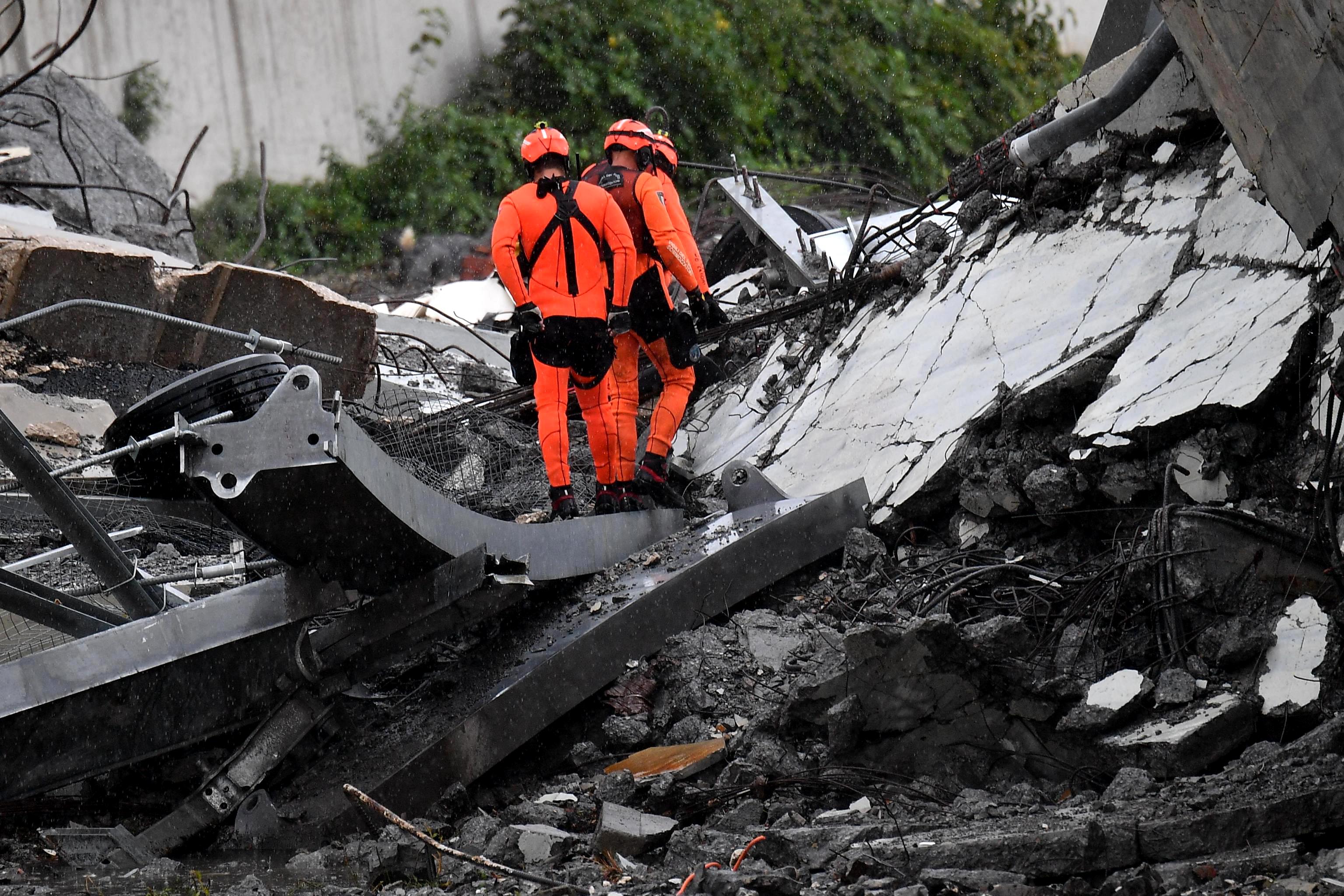 Român mort în tragedia din Italia. 35 de oameni au murit în urma prăbușirii podului din Genova