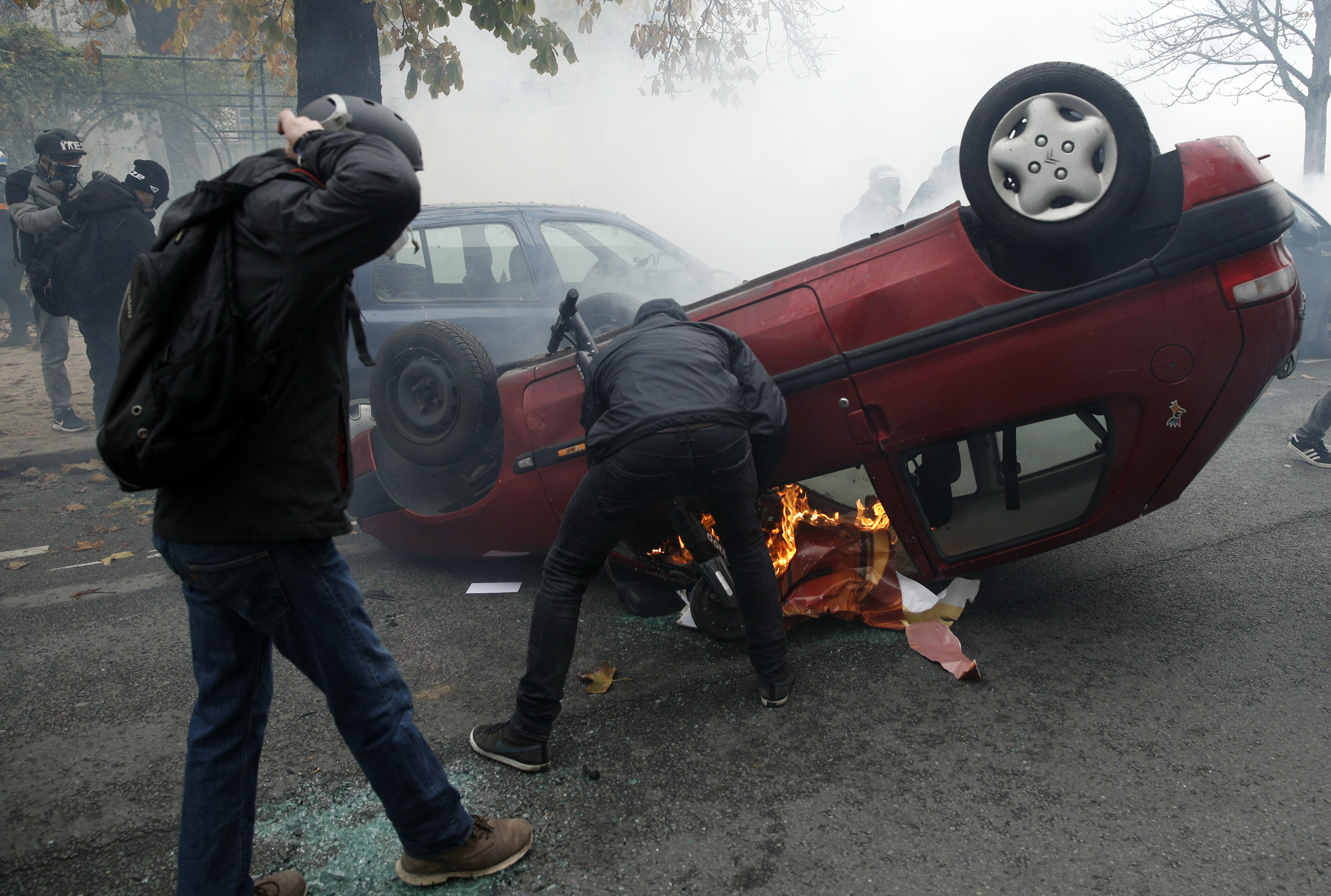 UPDATE | Noi violențe la Paris, la aniversarea unui an de la protestele „Vestelor Galbene”. Polițiștii au folosit gaze lacrimogene și au reținut peste 100 de persoane