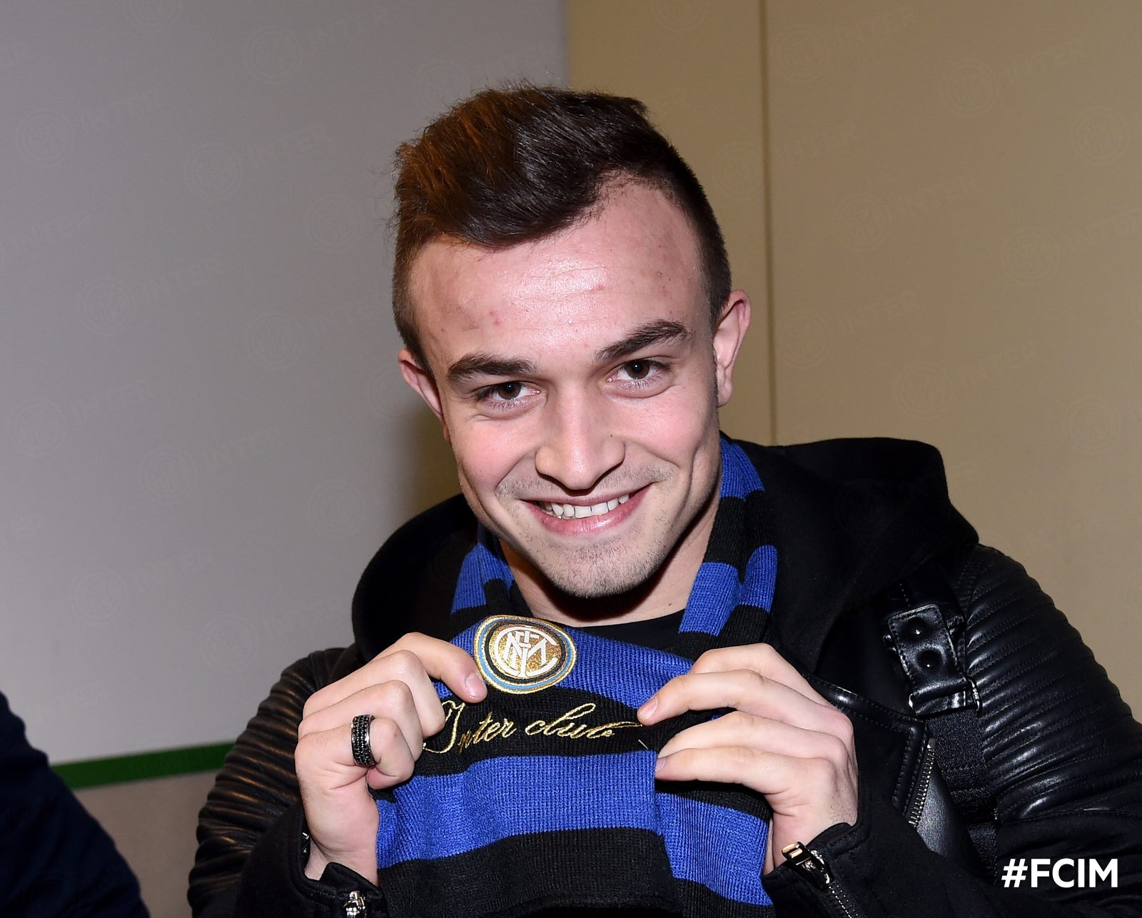 Nebunie în Italia! Shaqiri a fost scos cu bodyguarzii din aeroport / GALERIE FOTO