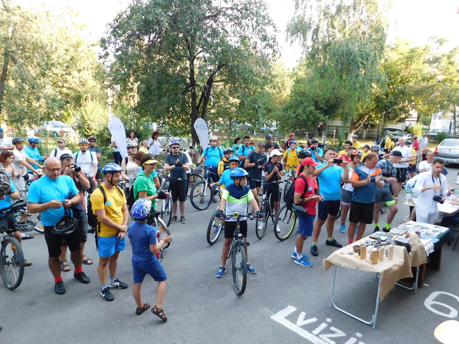 Cicloturism la Potlogi. 90 de bicicliști au parcurs traseul Bolintin Vale - Potlogi, 65 de kilometri / GALERIE FOTO
