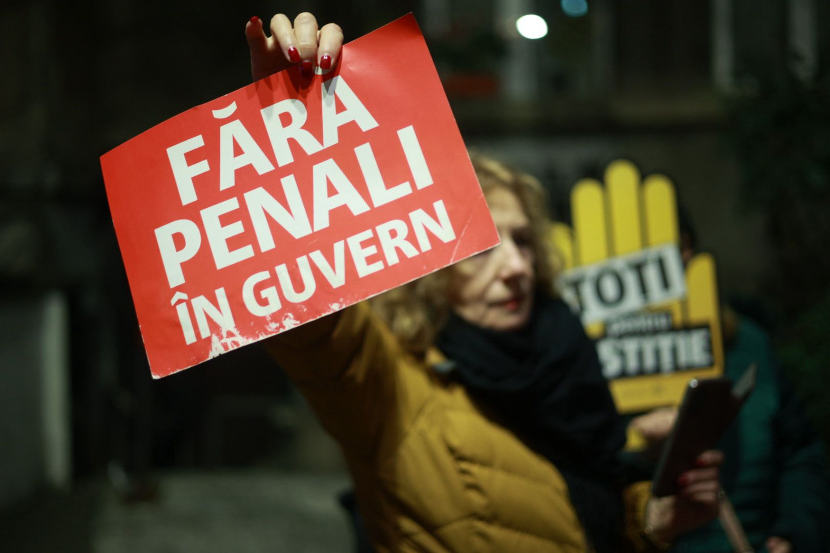 Marș pentru justiție în București: „Ați îngropat dosare / vă vrem la închisoare”/ Băsescu: MCV-ul ar putea fi reactivat