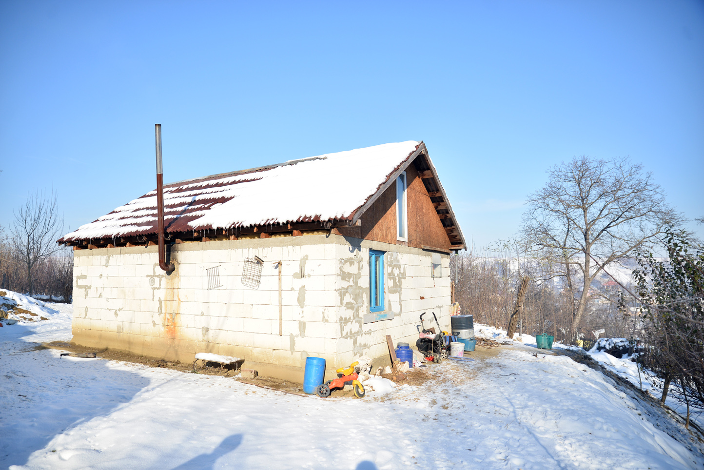8 oameni și două pisici care locuiesc în 50 mp și-au petrecut sărbătorile în întuneric. Familia pentru care firele de curent electric sunt la doi pași, dar totuși prea departe