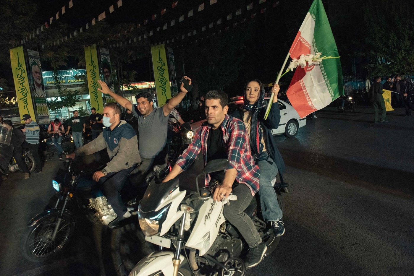 Imagini din Iran, unde mii de oameni au sărbătorit în stradă atacul cu rachete asupra Israelului | VIDEO