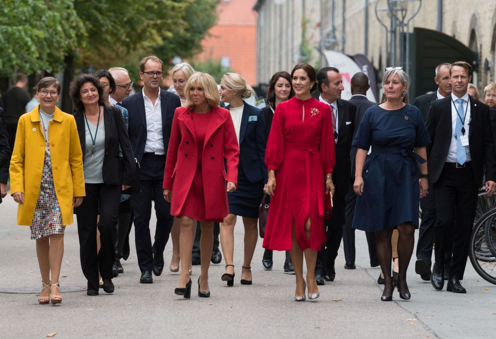 FOTO/ Prințesa Mary a Danemarcei și Brigitte Macron s-au asortat în Copenhaga. Ținutele lor, din nou apreciate pentru eleganță și bun stil