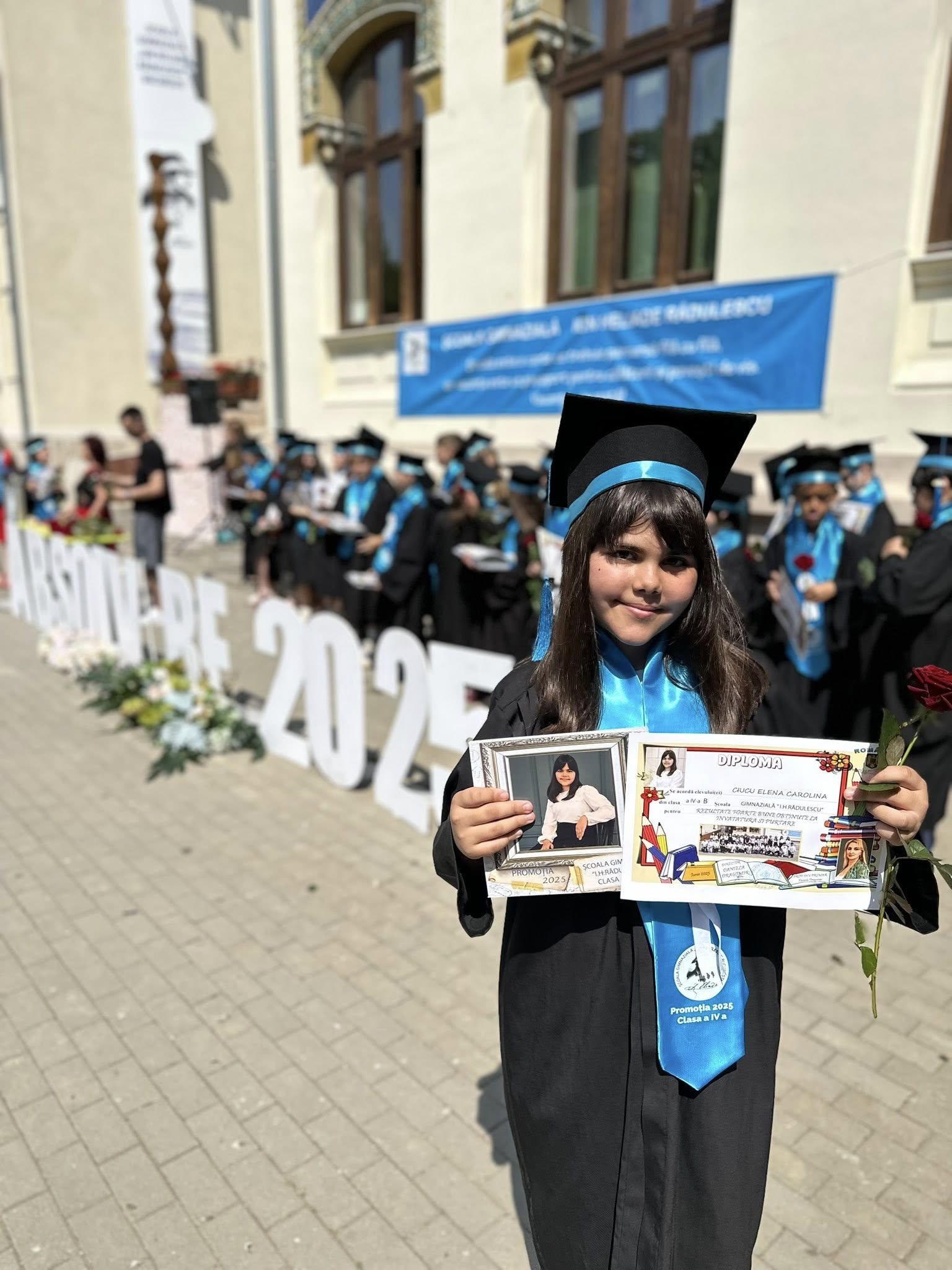 Cum a apărut Alina Sorescu la serbările fetițelor sale. Carolina a terminat clasa a IV-a, iar Raisa a încheiat clasa a II-a
