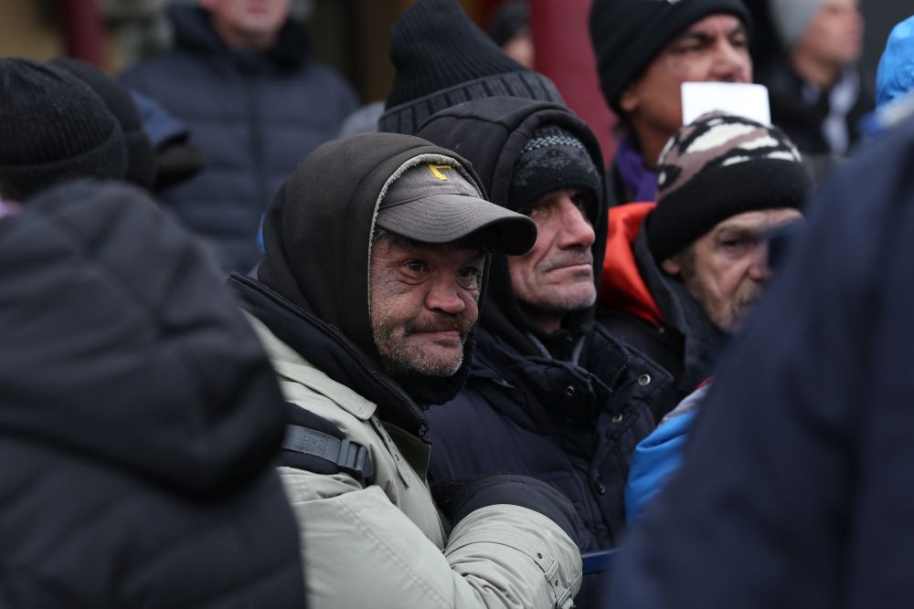 Ambasadorul Marii Britanii la București a servit mâncare oamenilor fără adăpost, în Gara de Nord / FOTO