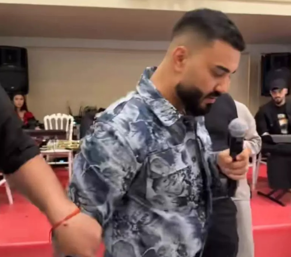 Momentul când Jador a fost îmbrâncit de un agent de pază la un concert din Paris. Explicația manelistului după incident: „Voiam să fac un moment”