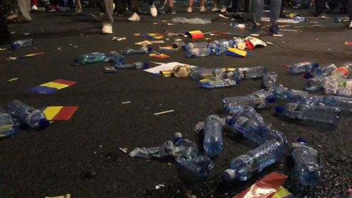 Cum răspunde Gabriela Firea după imaginile cu gunoaiele rămase în Piața Victoriei, la finalul mitingului PSD
