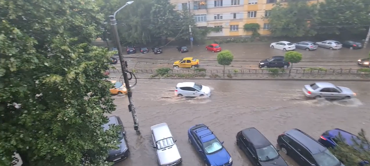 Ploaie torențială în Craiova: Străzi și pasaje inundate și copaci rupți de vânt