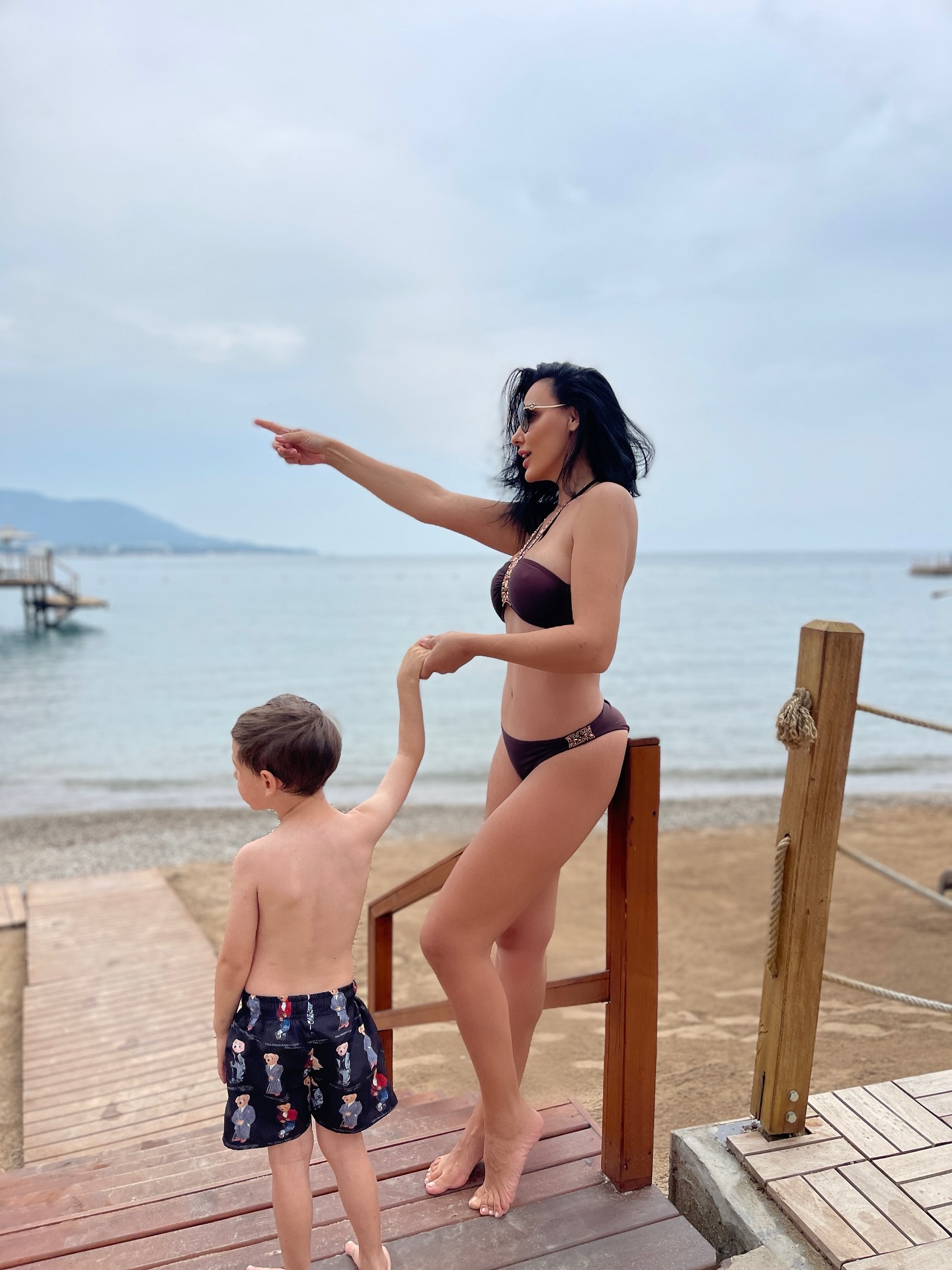 Imagini cu Lavinia Pîrva în costum de baie. Cum a apărut soția lui Ștefan Bănică Jr. la plajă, alături de băiețelul ei