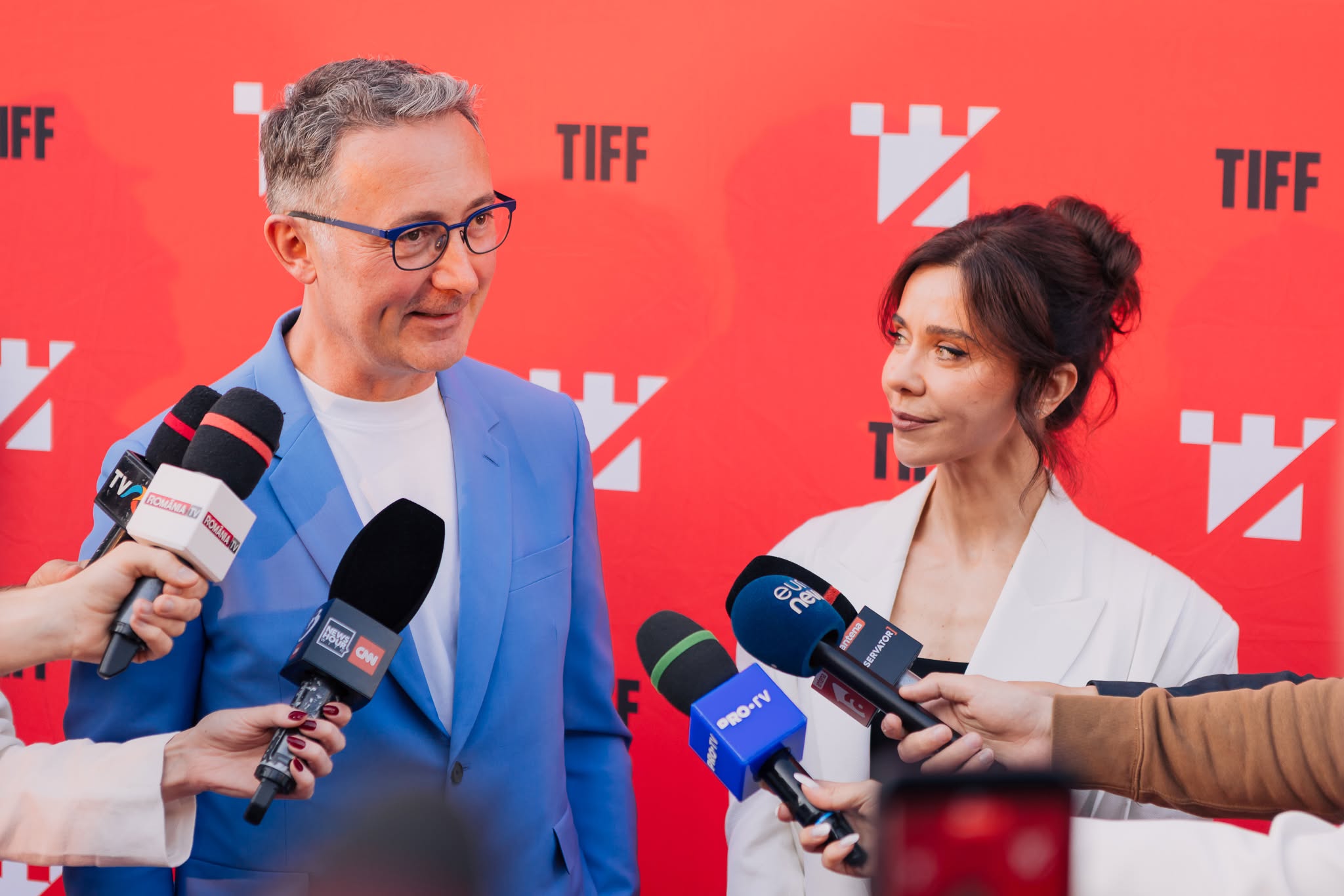 Vedete pe covorul roșu la TIFF 2026. Florin Piersic a sărutat-o pe frunte pe Nadia Comăneci în fața tuturor celor prezenți