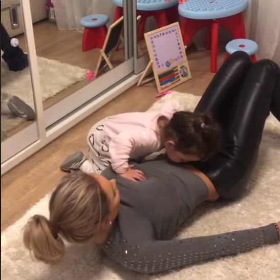 Bianca Drăgușanu, momente de tandrețe cu fiica ei. Discuție despre buric în intimitatea casei | FOTO & VIDEO
