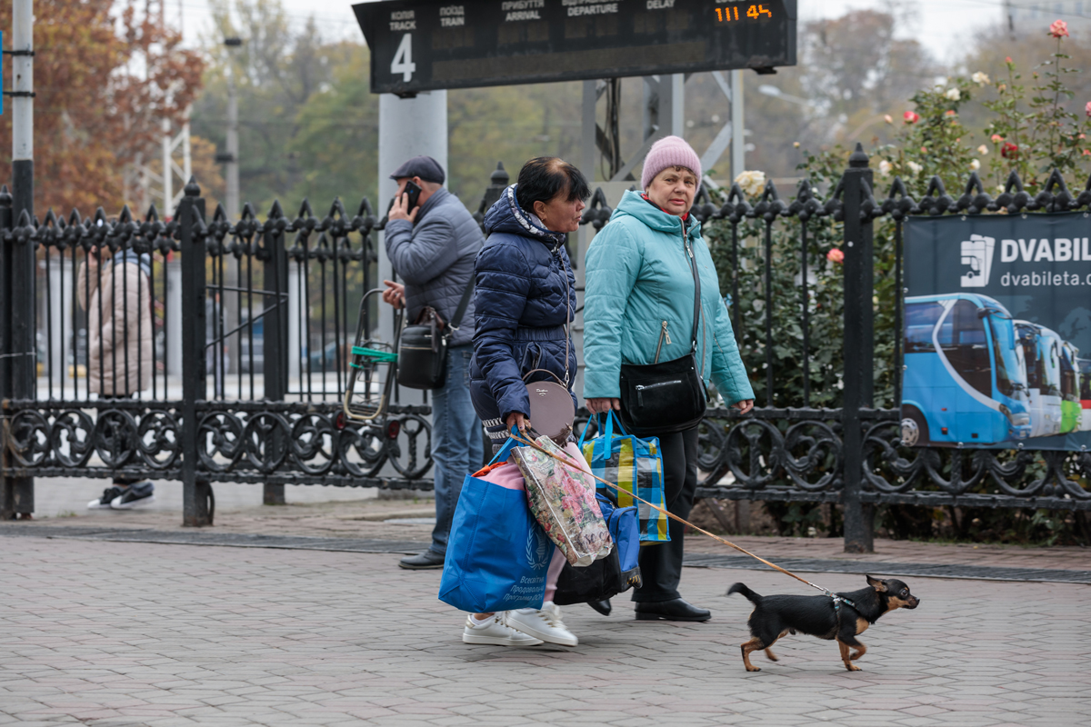 Însemnări din Odesa. Înainte de război, ghizii transportau turiștii cu mașini electrice. Astăzi, monumentele UNESCO sunt protejate în cutii antibombă