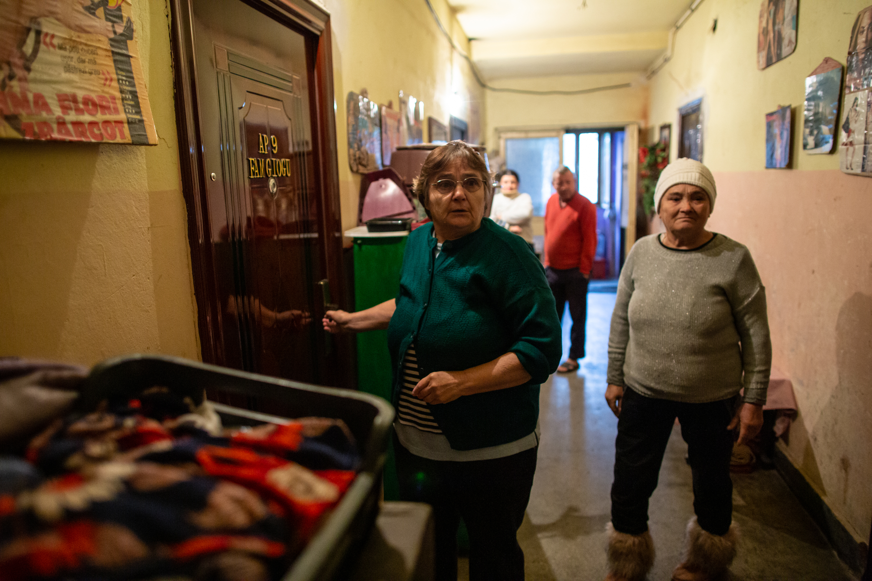 Oameni fără nici o armă în fața coronavirusului. Igienă la lighean și veceuri turcești în ”blocurile grecești” din Ștefănești