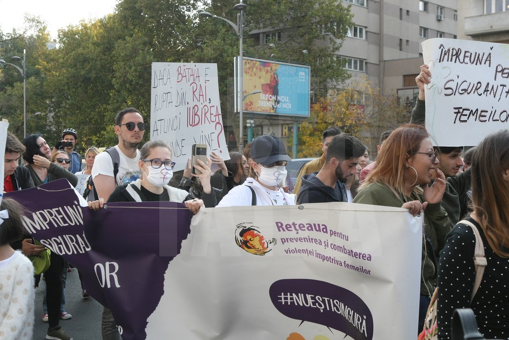 GALERIE FOTO/ Marş împotriva violenţei domestice, în Bucureşti: "Împreună pentru siguranţa femeilor"