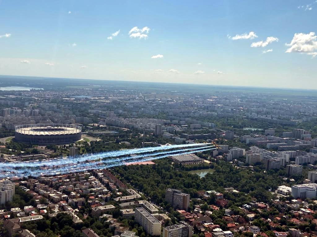 Piloţii de acrobație au survolat principalele spitale din Bucureşti, în semn de respect față de cadrele medicale. Imagini aeriene spectaculoase