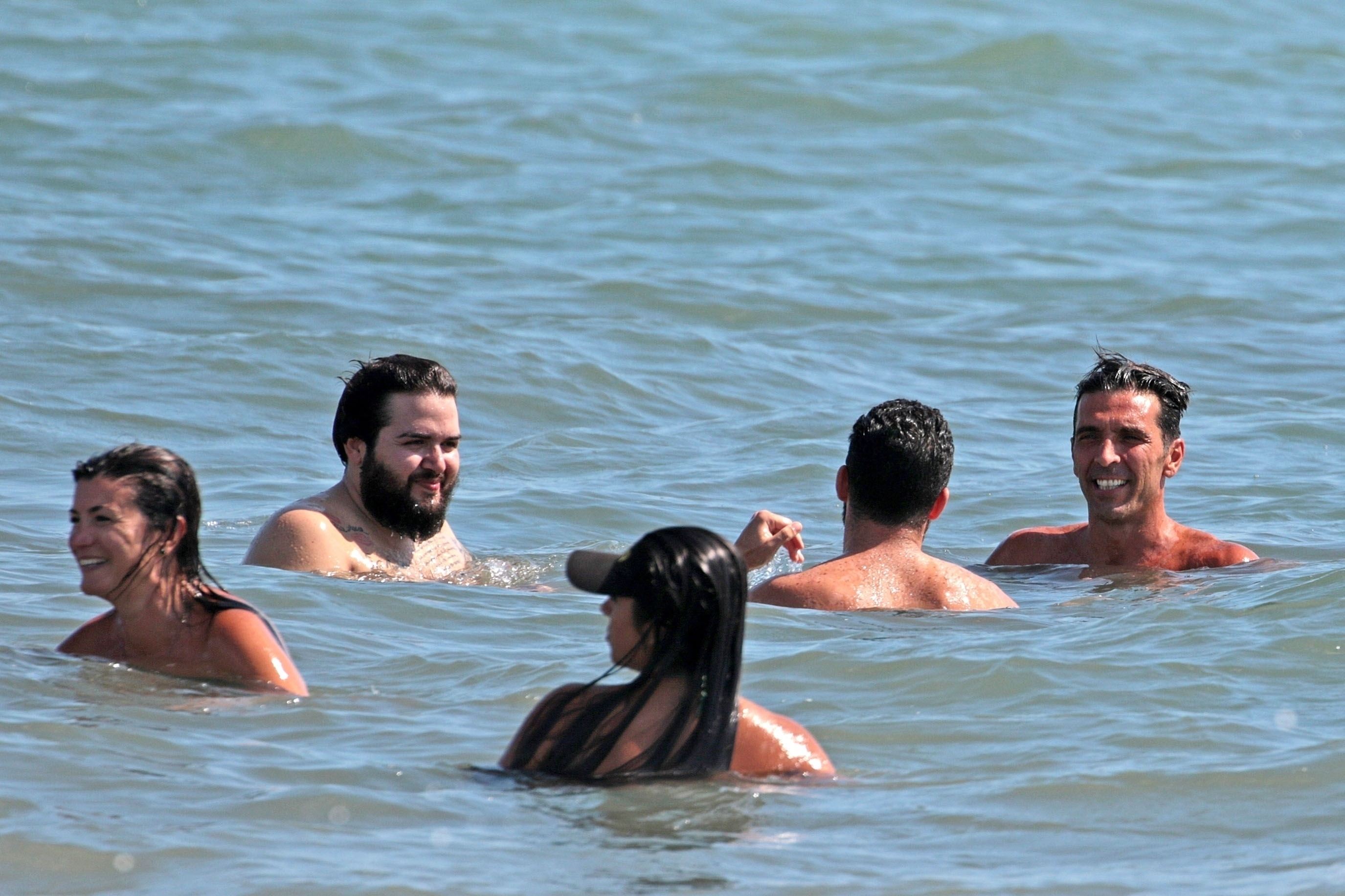 Gianluigi Buffon s-a bronzat pe Riviera italiană, după ce a semnat pentru PSG / GALERIE FOTO