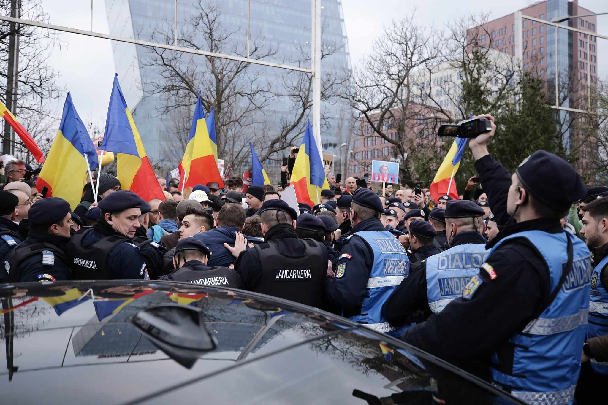Protest AUR în timpul Congresului PPE de la București. Manifestanții s-au îmbrâncit cu jandarmii: „Ursula, nu uita, România nu te vrea!”