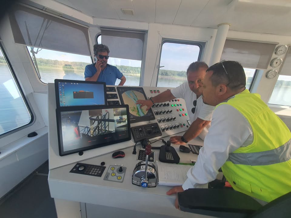 Imagini noi cu scufundarea celor patru barje în Dunăre. Cine sunt căpitanii care au ajutat la operațiune