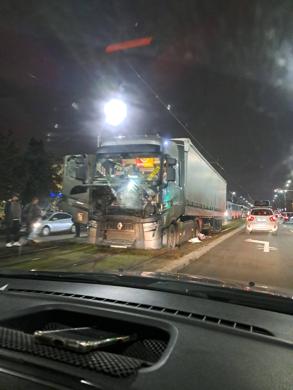 Un șofer de TIR din Turcia a blocat mai multe linii de tramvai din București, din cauza GPS-ului