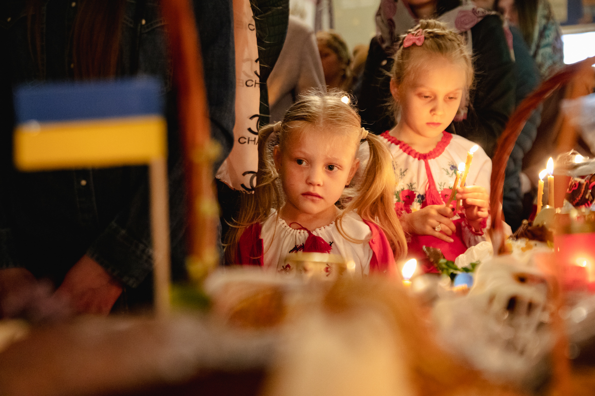 REPORTAJ. „Hrestos voskres!” Sute de refugiați s-au strâns la biserica ucraineană din Drumul Taberei: „Vom învinge, pentru că de partea noastră sunt dreptatea și pacea”