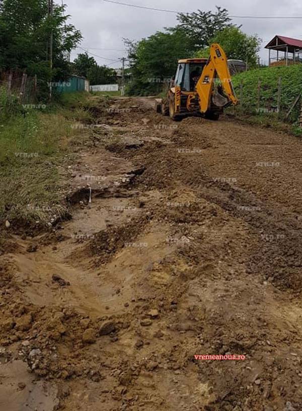 Inundații în Pogana, județul Vaslui. Locuințe și drumuri, acoperite de apă