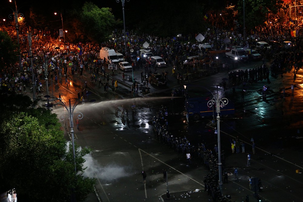 Doi jandarmi au fost luați la bătaie de protestatari. O femeie a cazut pradă furiei manifestanților