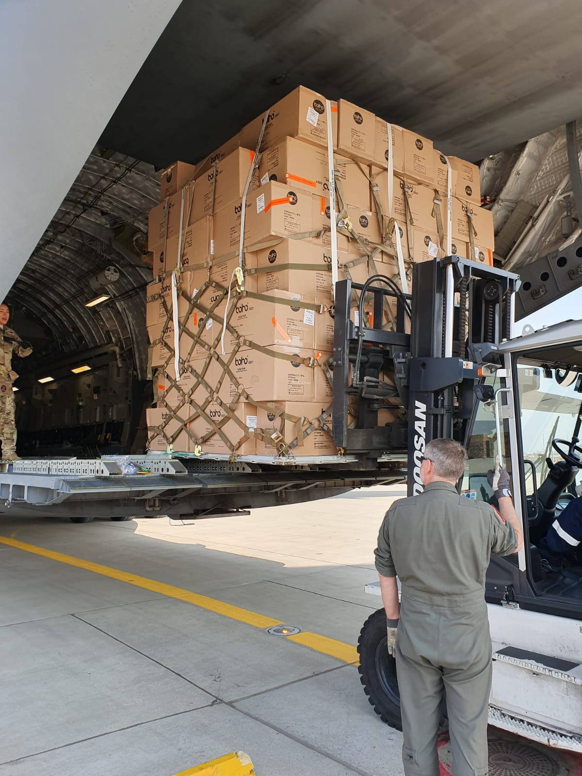 45 de tone de echipamente medicale din Coreea de Sud, sosesc, joi, cu o aeronavă NATO