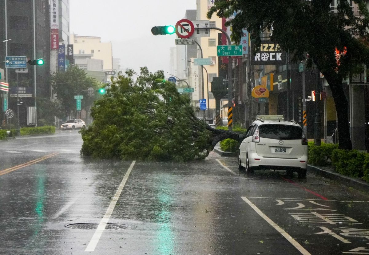 Taifunul Krathon a lovit Taiwanul: doi oameni au murit și 100 sunt răniți. Meteorologii anunță „vânturi cu o forţă distrugătoare”