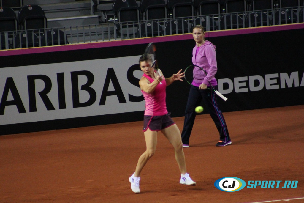 Fed Cup. Simona Halep a intrat în sală. Imagini de la primul antrenament al liderului României